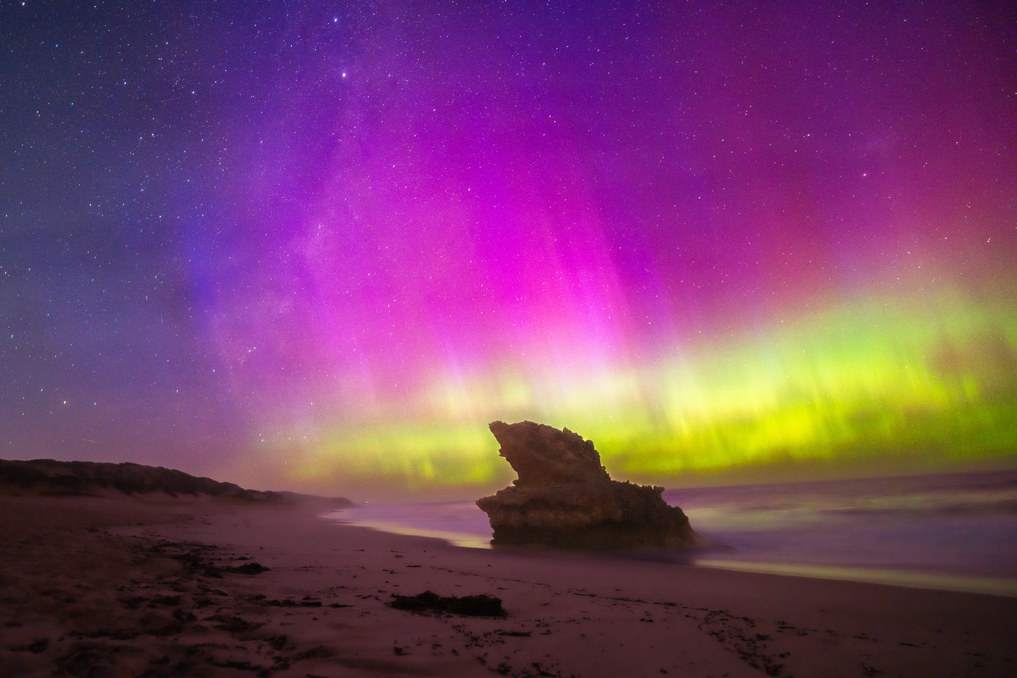 Aurora Australis over Lizard Head Rock